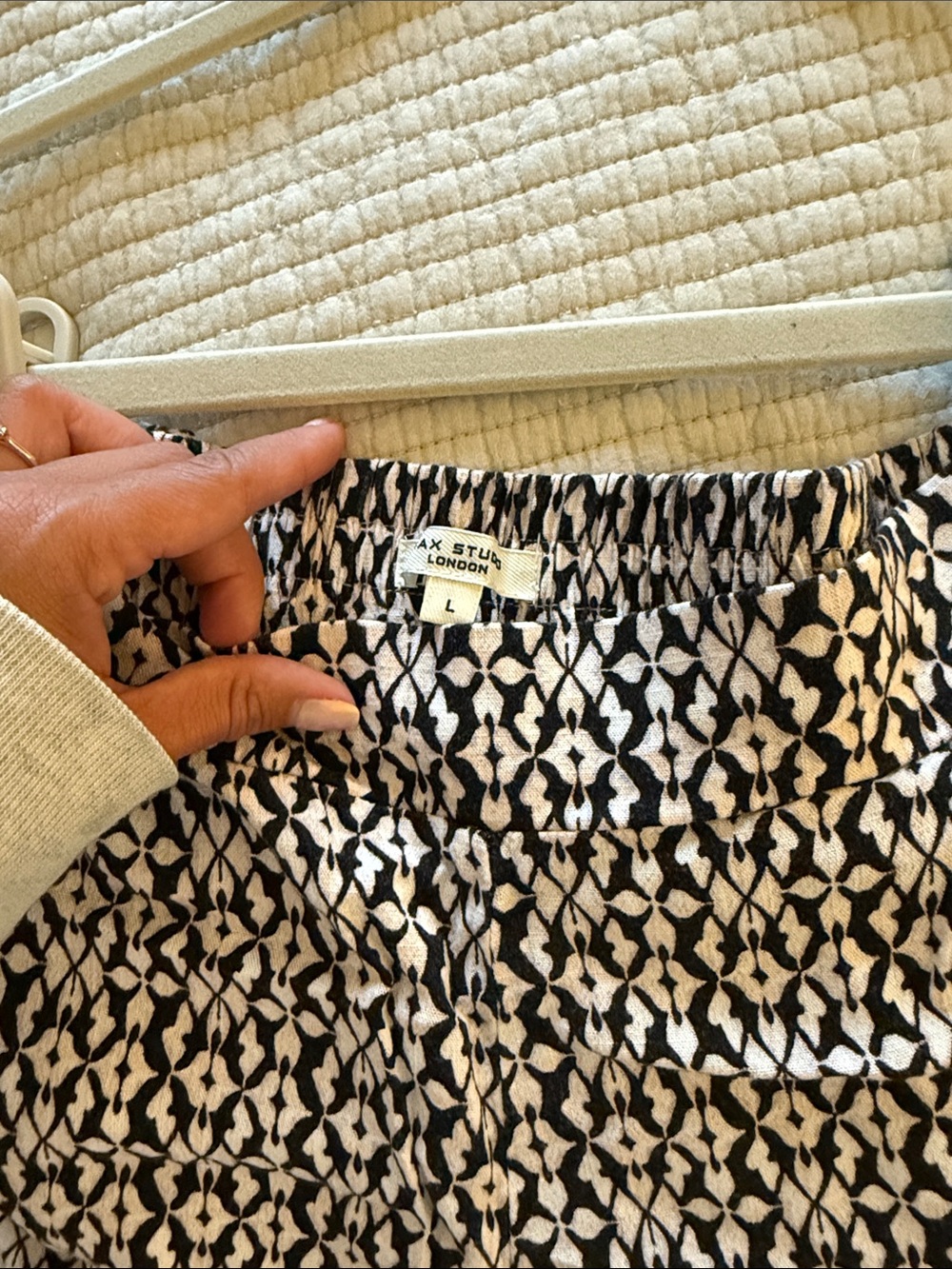 Max Studio Women's Black & White Print Wide Leg Flowy Pants - Picture 4 of 5